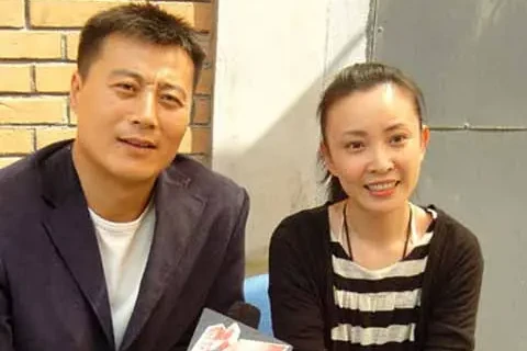 演员任程伟：花9块钱把妻子娶进门，婚后26年来不忘妻恩