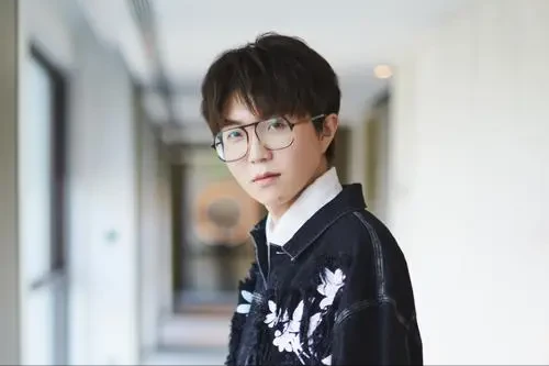 暗恋恩师4年无果后，开启闪婚闪离的原华，如今50岁了过得如何？