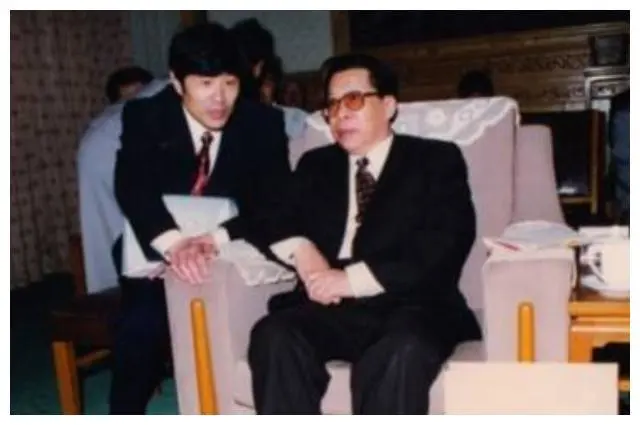 1991年杨伟光当上央视台长，一年广告收入27亿，回忆童年吃不起饭