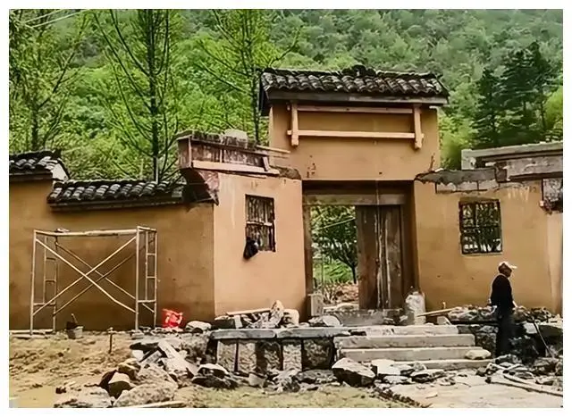 46岁余秀华“消失”7天后，90后男友翻新旧屋，网友：好事将近