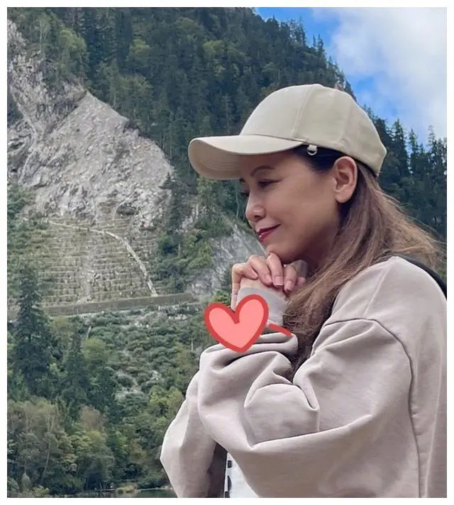 56岁邓萃雯谈不结婚原因，跟杨钰莹态度雷同！不羡慕别人儿孙满堂