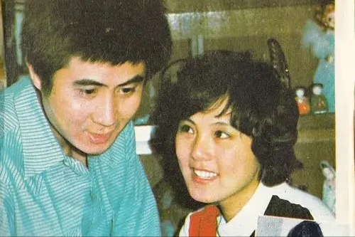 “妈妈专业户”张芝华：与明星老公离婚后，二婚嫁大15岁画家