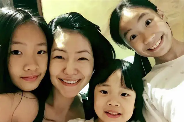 小S大女儿晒近照，13岁五官已张开，连衣裙黑色打底尽显时尚