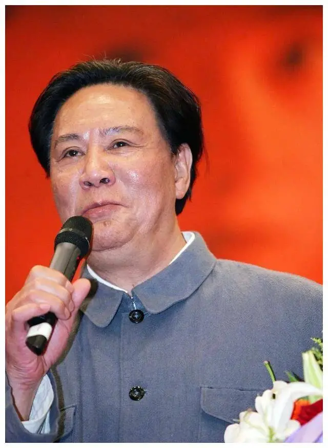古月一生有三段婚姻，68岁蒸桑拿意外猝死，子女把老婆告上了法庭