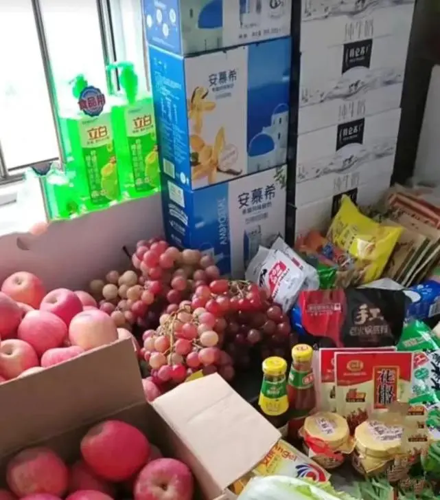 特殊时期不出门，网友们晒“硬核囤货”，最后一位你是来搞笑的？