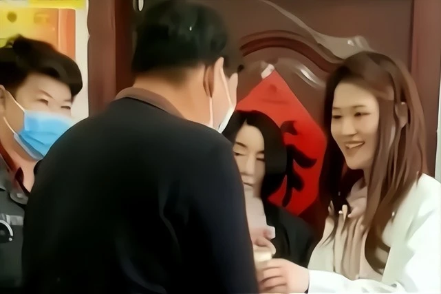 大衣哥新亲家母引关注，鼻梁高挺肌肤光滑，披肩长发更显温婉