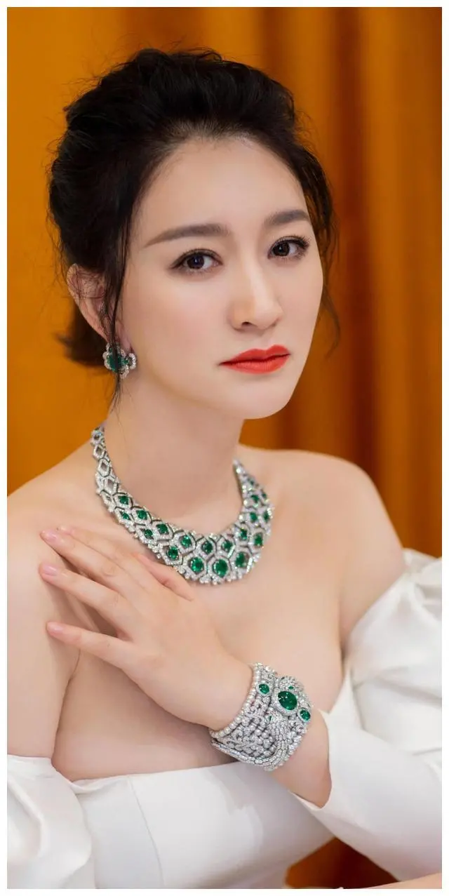 李小冉已结婚8年，现在再看她的婚姻是否成功呢？