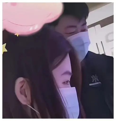 朱小伟带未婚妻买手机，两人搂搂抱抱，亲密互动很恩爱