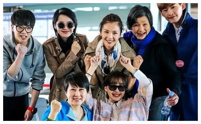 杨幂现身录新综艺，扎丸子头少女感十足，身上裤子价值五万超阔气