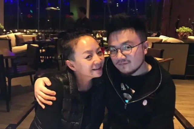 宋丹丹儿媳住20万月子中心！怀抱小孙满脸笑意，4岁大孙虎头虎脑