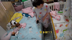 宝宝哭了，比格叼肉干放她脸上，主人过来一看笑喷……