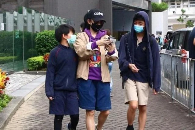 张柏芝为12岁次子庆生，发母子合照关闭评论区：不想听到其他声音