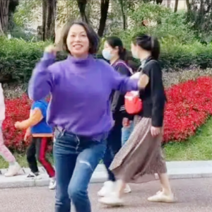 港星逐渐适应内地生活，跳广场舞、骑单车，攒社保积分排队买房