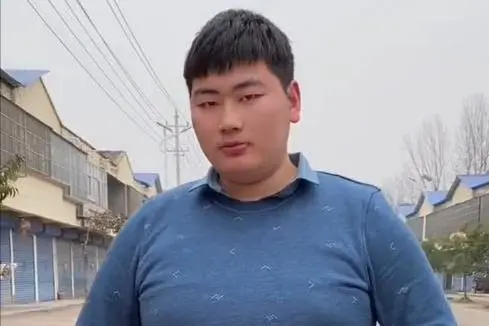 朱小伟陈萌现身商场，2人穿情侣装甜蜜依偎，女方一脸憨笑太幸福