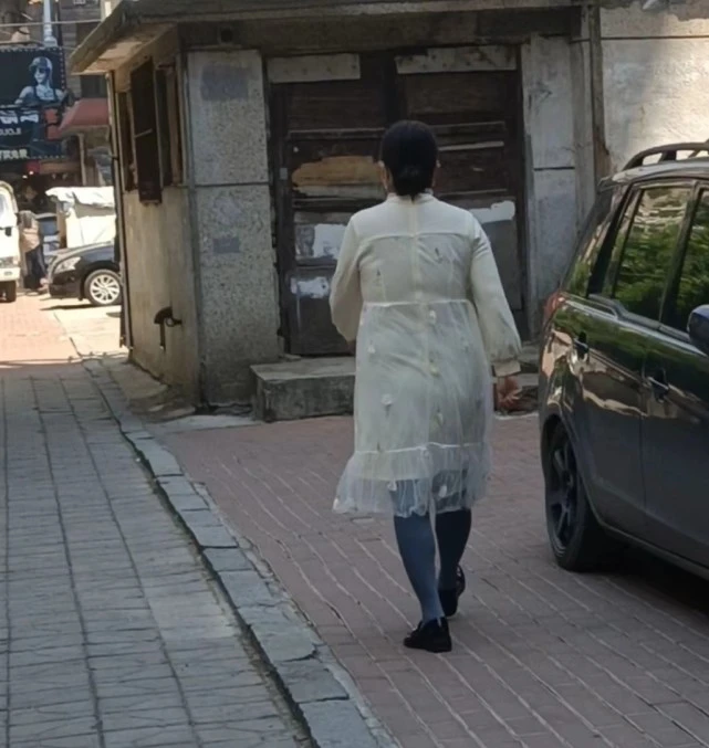 老年狗被女子装入塑料袋扔进垃圾桶后被救 目前宠物医院正在对狗救治