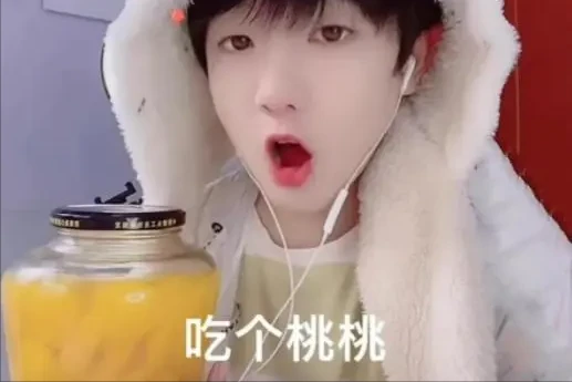 猴哥花8000块买车惹不满，带粉丝淘二手车时，遭车商围堵鞠躬道歉
