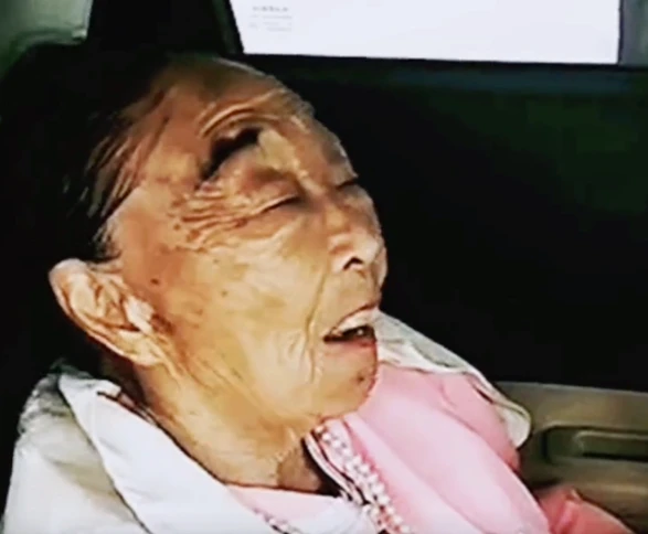 85岁马玉琴热中暑，坐车里喝水，表情痛苦难下咽，网友：快不行了