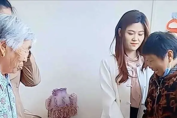 大衣哥准儿媳要求高，4套婚服总价超60万，历经坎坷举案齐眉