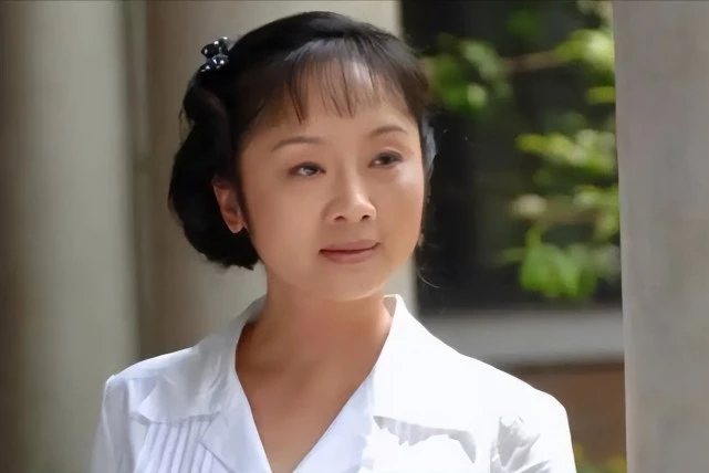 丈夫王新军走红后，唐静没能留住他，离婚13年，她还是单亲妈妈