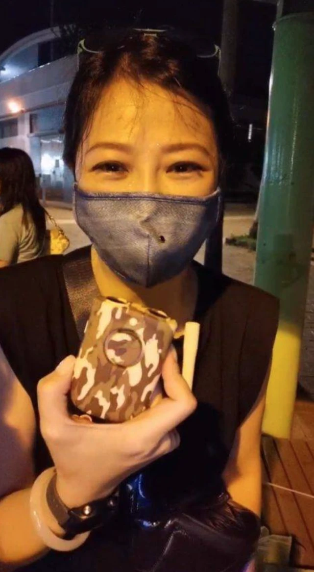 女歌手夫妇用“驱狗神器”遭网民怒斥：你两公婆不知所谓！