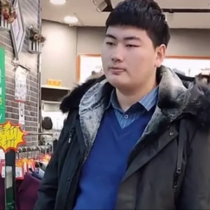 网传大衣哥请客吃饭，席间朱小伟眼神不离餐桌，菜没上齐先动筷