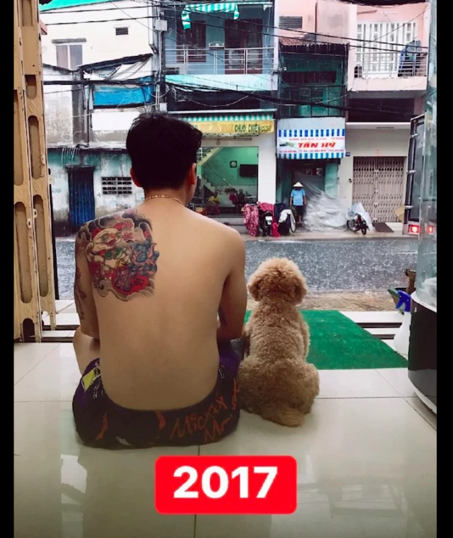 主人和狗狗在家门口5年来的合影，身体逐渐发福，毛发也变稀疏了