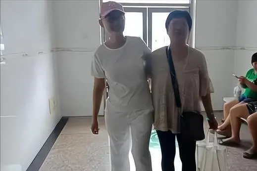 花季少女李明馨7年花200万抗癌，亲友劝放弃，怒道：我凭啥就该死