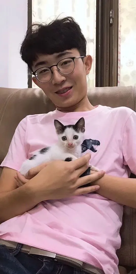 一年前与现在，猫胖了五公斤，主人也跟着胖了五公斤！