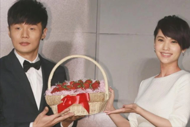 董子健零点为孙怡庆生，三字称呼引争议，疑似婚变前兆？