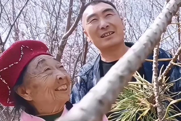 85岁马玉琴扮香妃，喝水呲牙咧嘴难以下咽，网友：这回可真不行了