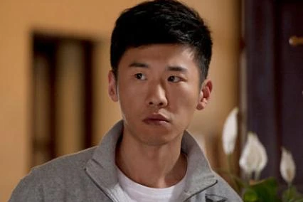 星二代王骁独闯娱乐圈，做配角15年，今居家照顾伤病母亲？