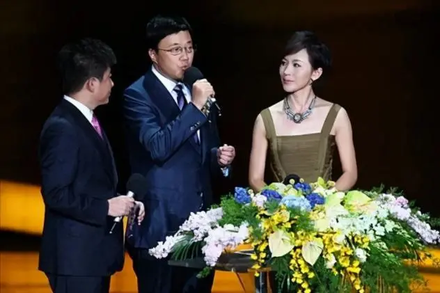 12次登上央视春晚，老公有3科硕士学位，谭晶的四口之家幸福美满