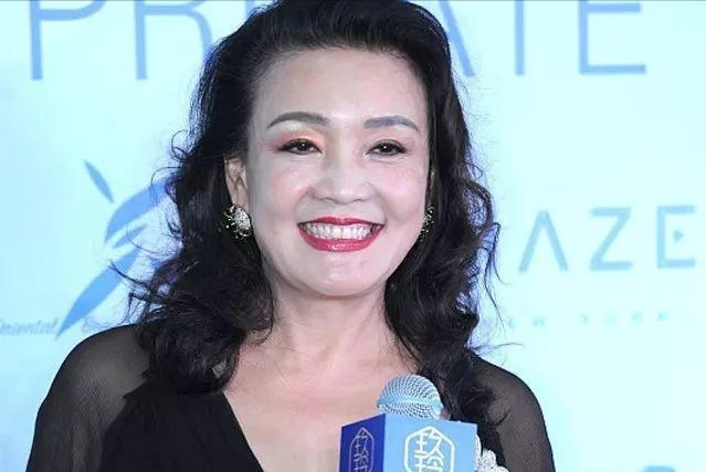 张兰直播罕谈孙辈，曾身价15亿被踢出董事会，汪小菲远不如母亲？