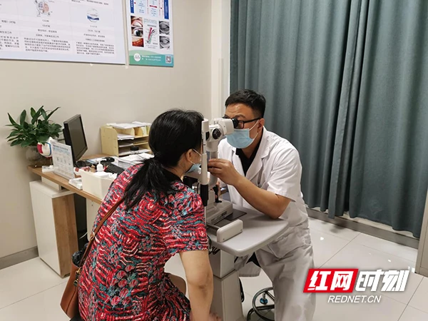 与宠物亲密接触 64岁湘潭阿姨眼睛长出螨虫