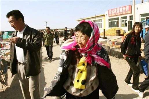 马玉琴带儿子直播，母子俩美颜过头脸变形，网友：像外星人