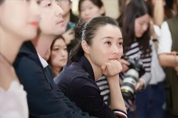 50岁的吴越，离开陈建斌17年之后，“嫁给”生活，与父亲相依为命