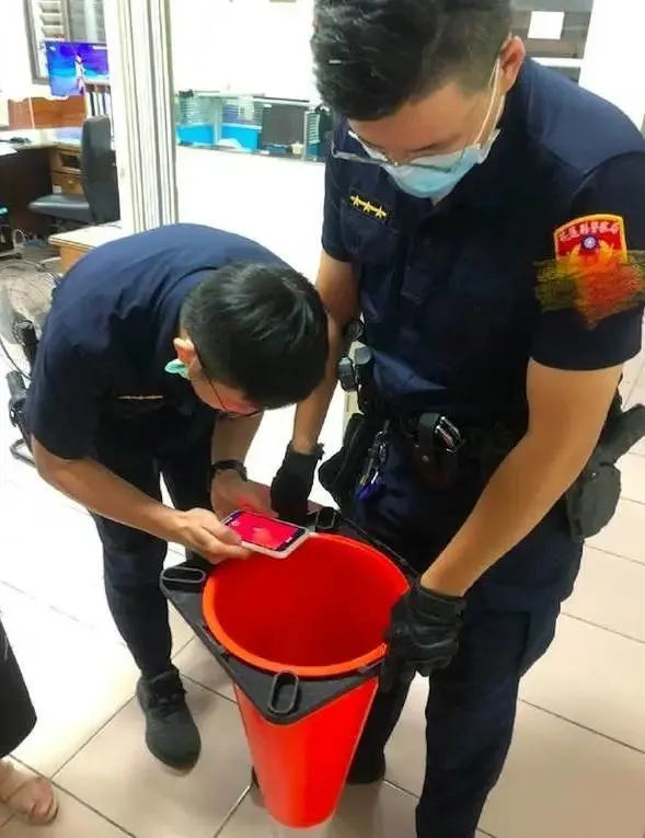 一只小猫卡在了路障里，绝望地看着镜头