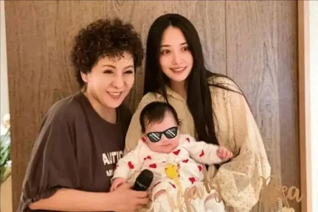 郭碧婷疑似二胎产子，成功实现三年抱俩，婆婆向太送亿元礼物？