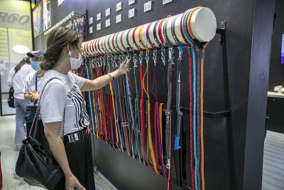 靠卖牵狗绳一年收入10亿 今天你买源飞宠物了吗