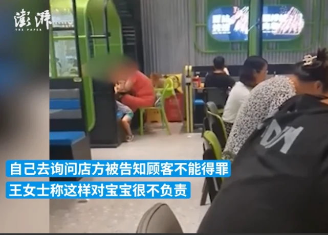 在餐馆吃饭让小狗坐宝宝椅，顾客爱动物还是没素质？