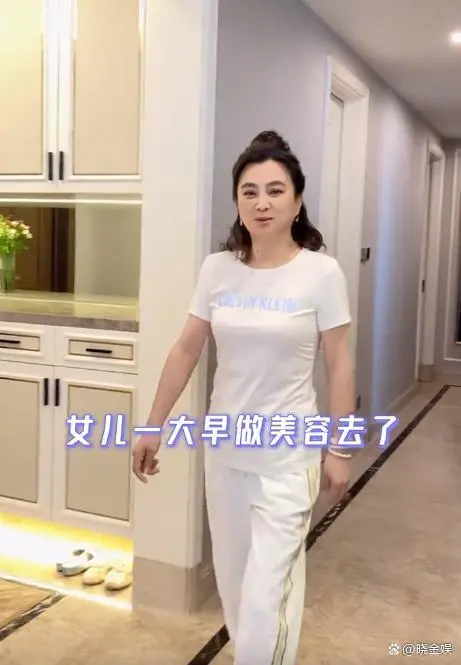 李玲玉：把狗狗当女儿养，一次性买10条小裙子供自己的宠物狗狗穿