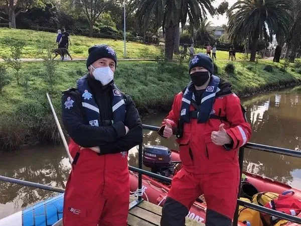 拉布拉多跳河追野鸭，游了一公里还不放弃，惊动了消防员……