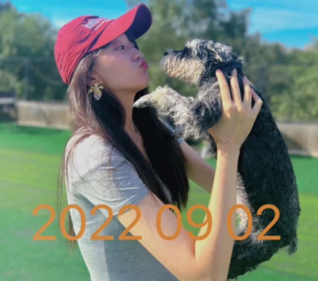 闫学晶儿媳大方秀孕肚！穿开衩紧身裙四肢纤细，抱狗玩耍不怕细菌