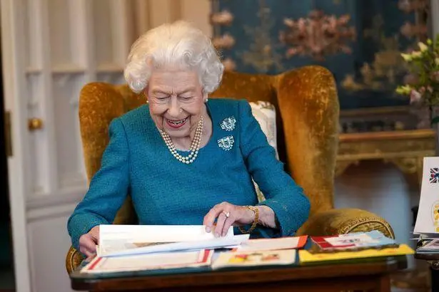 英国女王的爱犬：柯基入镜，伊丽莎白女王暖心回应