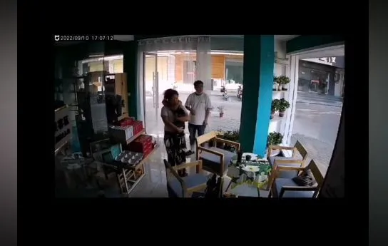 宠物店老板发现门外有1只流浪猫，凑近看清后语塞：怎么是你呀？