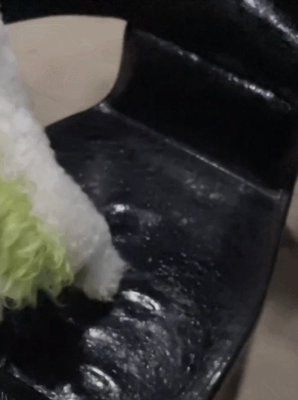 女子捣碎菠菜给狗狗染色，看到“成品”后会心一笑：健康又环保
